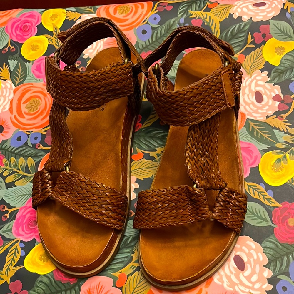 Kelsey Dagger Size 10 Woven Leather Sandals